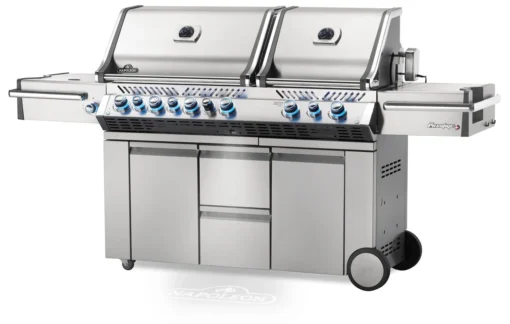 Napoleon Prestige Pro 825-3 Edelstahl Gasgrill Inkl. Drehspieß Und Bodenbeleuchtung - Modell 2023 - SMART Deal Inkl. Grillfürst Grill Control Mit Companion Device Und Einstichthermometer -Outdoor Grill Verkauf Napoleon Prestige Pro 825 Gasgrill seitlich