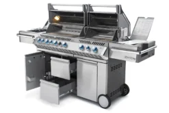 Napoleon Prestige Pro 825-3 Edelstahl Gasgrill Inkl. Drehspieß Und Bodenbeleuchtung - Modell 2023 - SMART Deal Inkl. Grillfürst Grill Control Mit Companion Device Und Einstichthermometer -Outdoor Grill Verkauf Napoleon Prestige Pro 825 Gasgrill seitlich offen