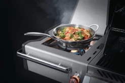 Napoleon Prestige Pro 825-3 Edelstahl Gasgrill Inkl. Drehspieß Und Bodenbeleuchtung - Modell 2023 - SMART Deal Inkl. Grillfürst Grill Control Mit Companion Device Und Einstichthermometer -Outdoor Grill Verkauf Napoleon Prestige Pro 825 Seitenbrenner Wok