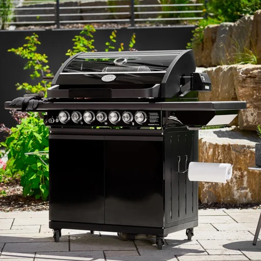 Rösle Gasgrill Magnum PRO G4-S - X-DEAL Inkl. Abdeckhaube, Gusseisen Grillplatte Und Drehspieß - Modell 2023 -Outdoor Grill Verkauf Roesle Magnum PRO G4 S Lifestyle